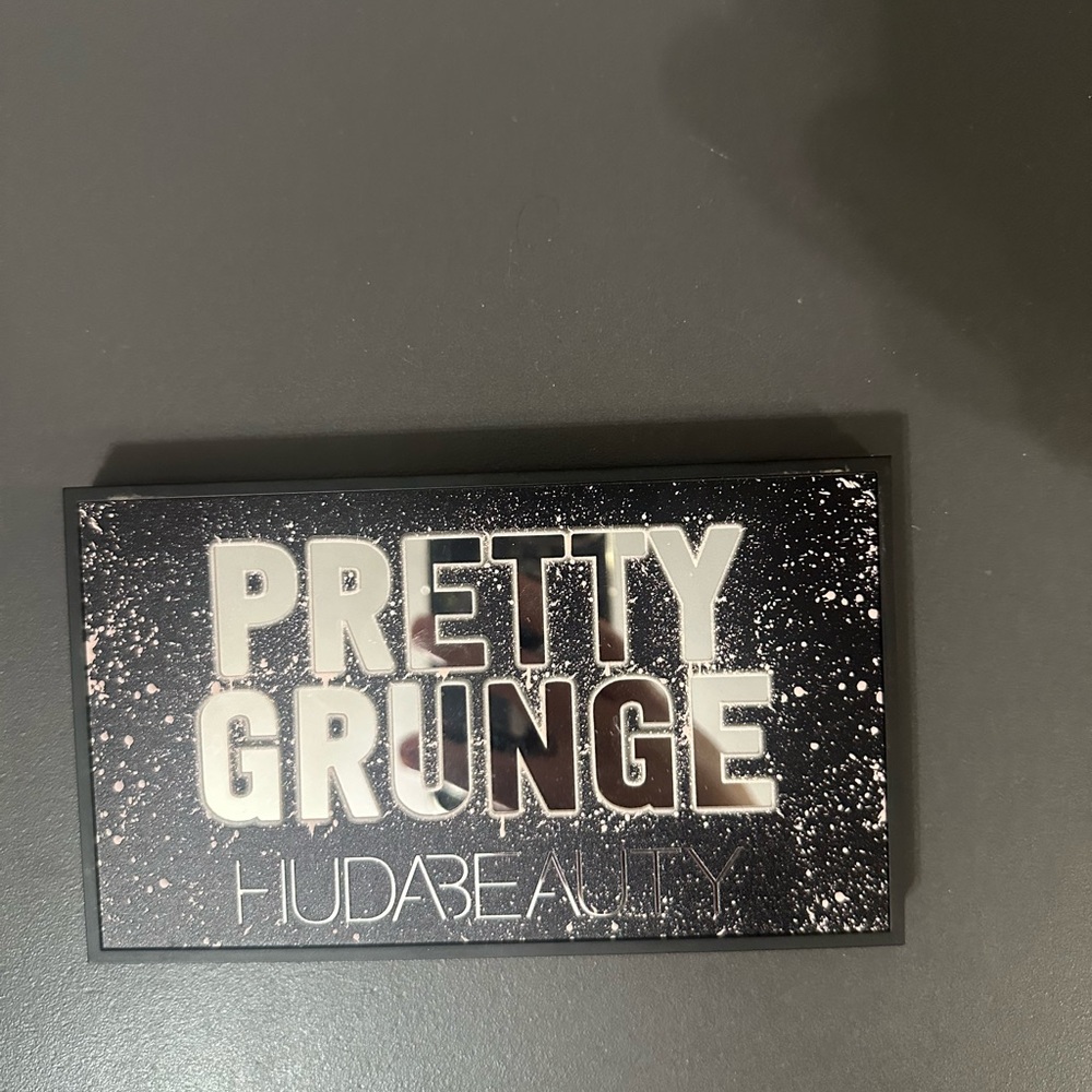 Huda Beauty Pretty Grunge Eyeshadow Palette